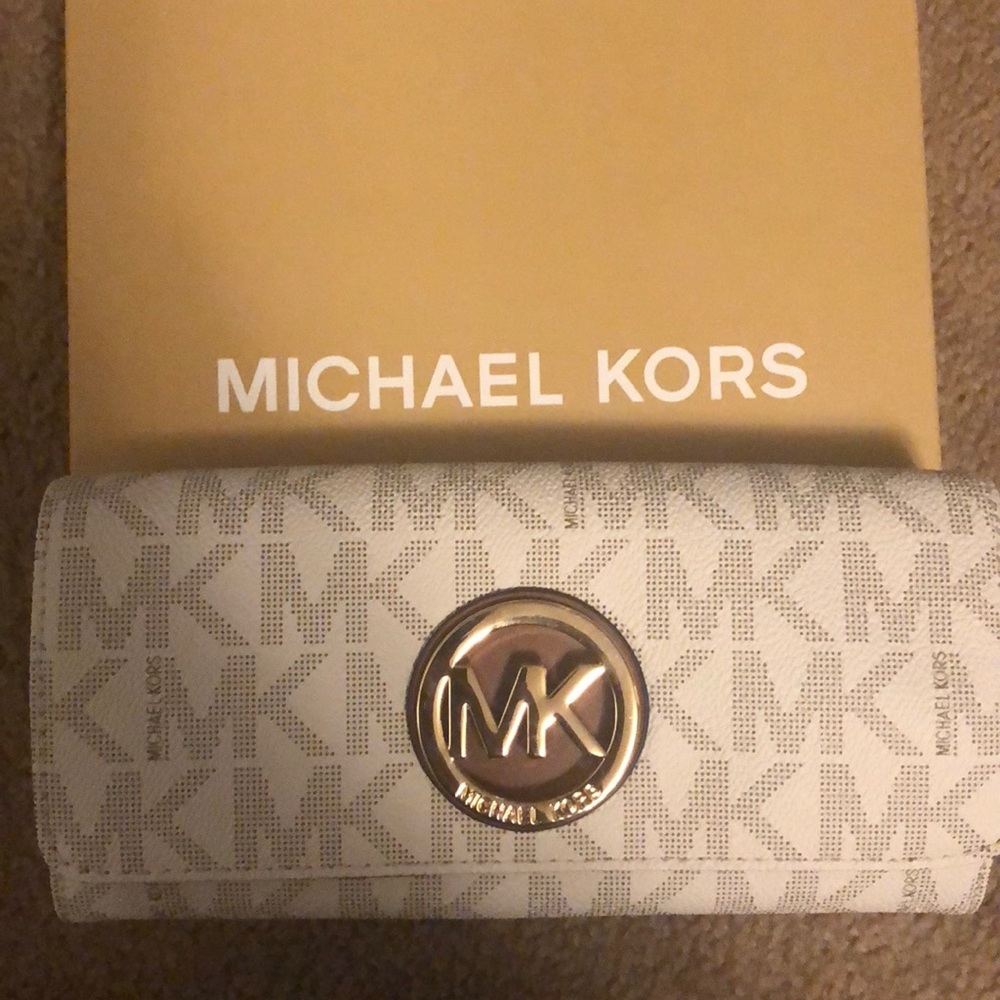 Brand new Michael Kors “Fulton” wallet in vanilla